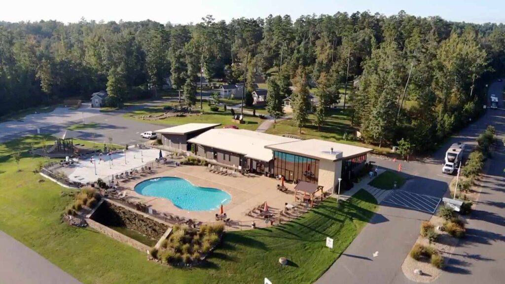 RV resort with large swimming pool and splash pad